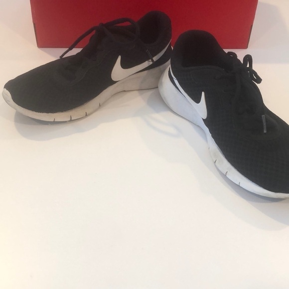 Girls Nike Black Sneakers with White Detail size 6 - Picture 4 of 6